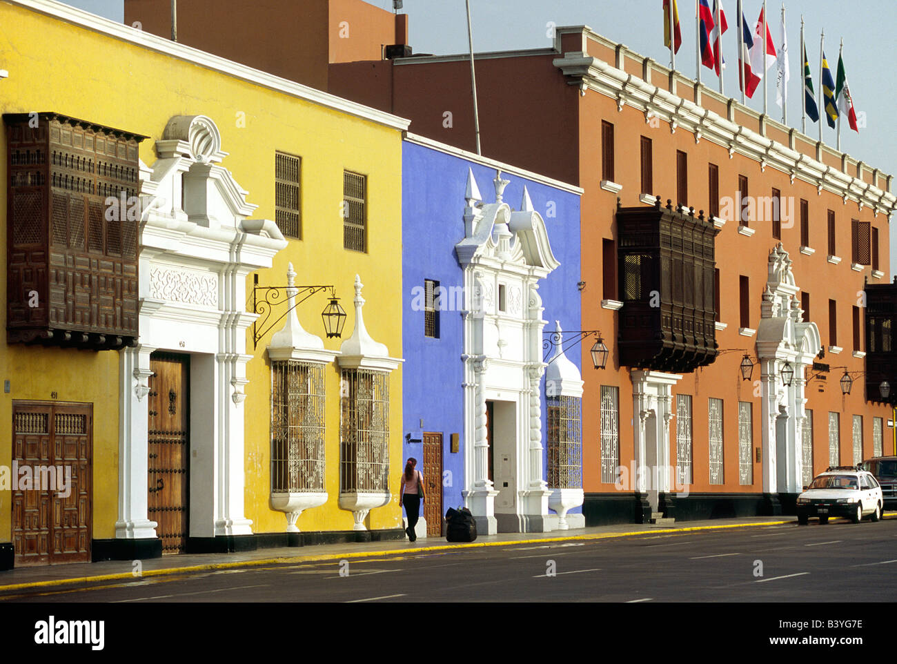 Elegante Fassaden, Holzbalkonen und Pastelltöne sind typisch für die kolonialen Villen auf der Plaza de Armas in Trujillo, Peru Stockfoto