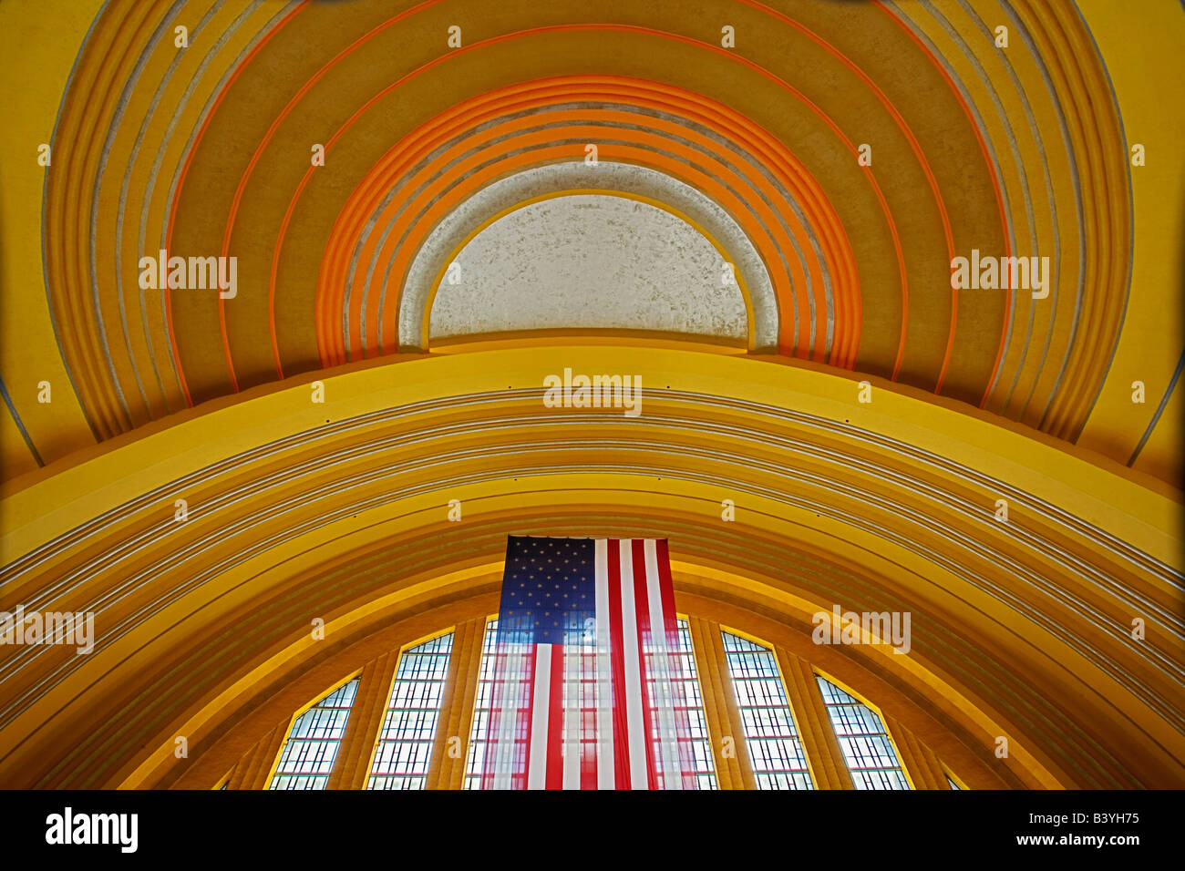 Rotunde und Flagge in Cincinnati Union Terminal nun die Heimat der Cincinnati Museum Center am Union Terminal, Cincinnati, Ohio Stockfoto