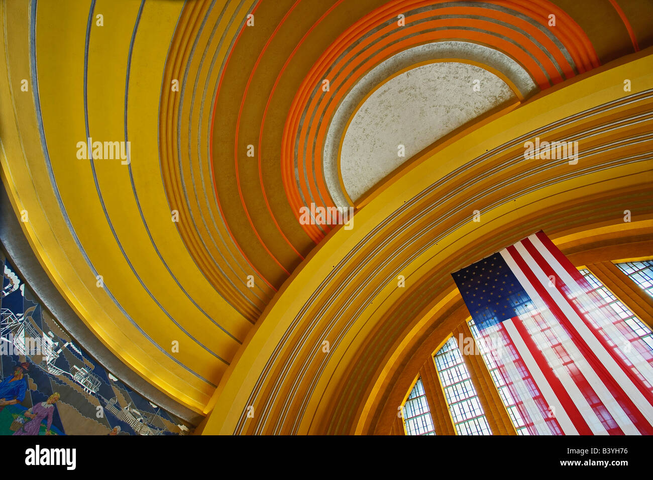 Rotunde und Flagge in Cincinnati Union Terminal nun die Heimat der Cincinnati Museum Center am Union Terminal, Cincinnati, Ohio Stockfoto
