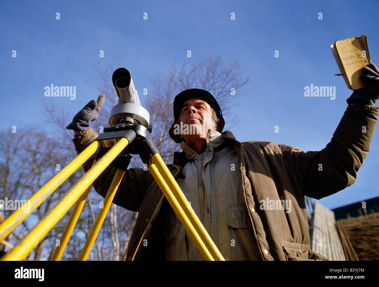 Mann mit Vermessung Transit auf einer Baustelle Stockfoto