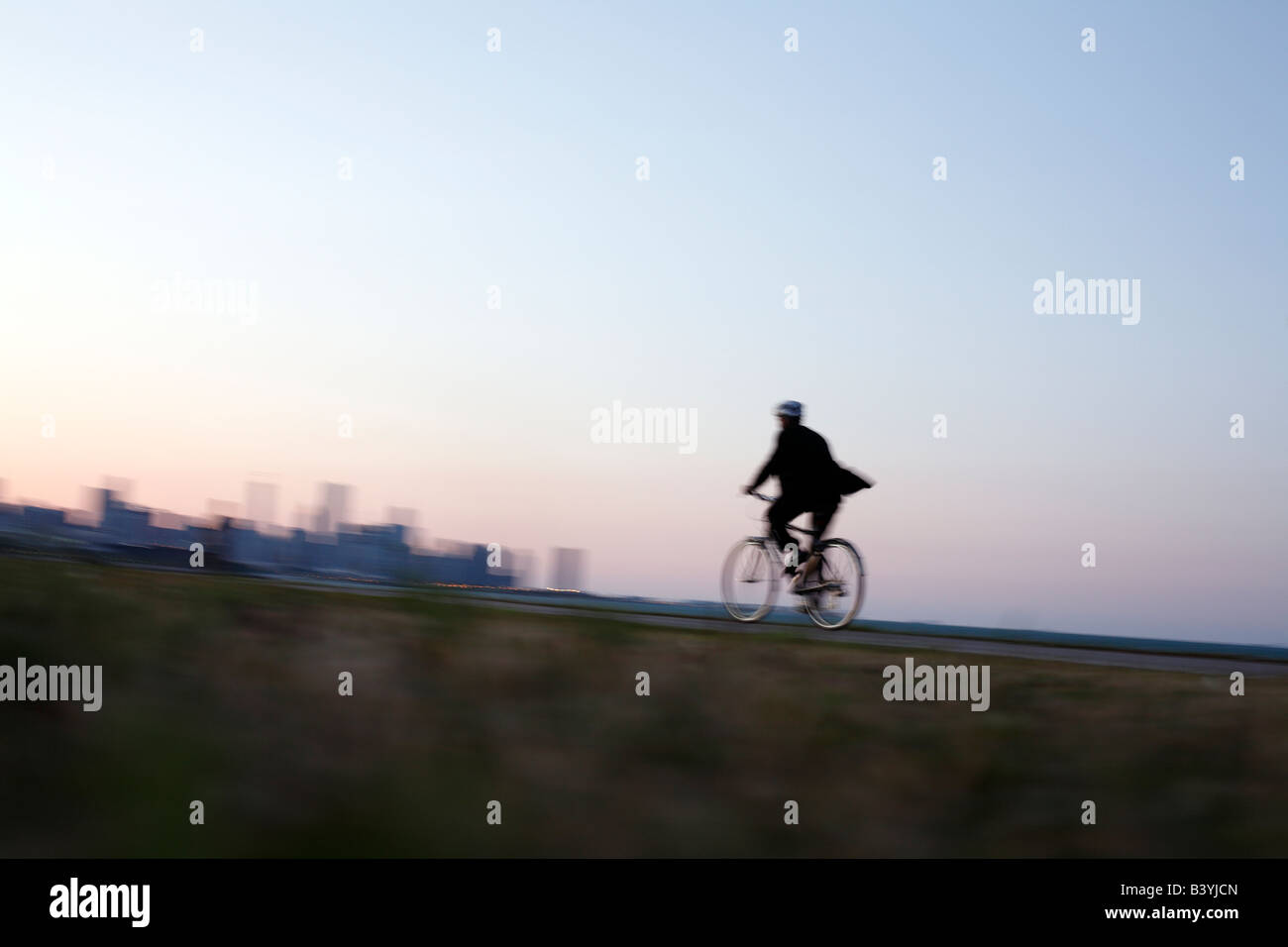 Mann im Anzug fährt Rad entlang Chicago lakefront Stockfoto