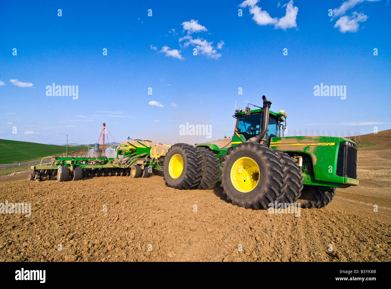 Ein große GPS ausgestattet Traktor zieht ein Luft-Bohrer über die Hügel der Palouse Region Washington, Bohnen im Frühjahr zu Pflanzen Stockfoto