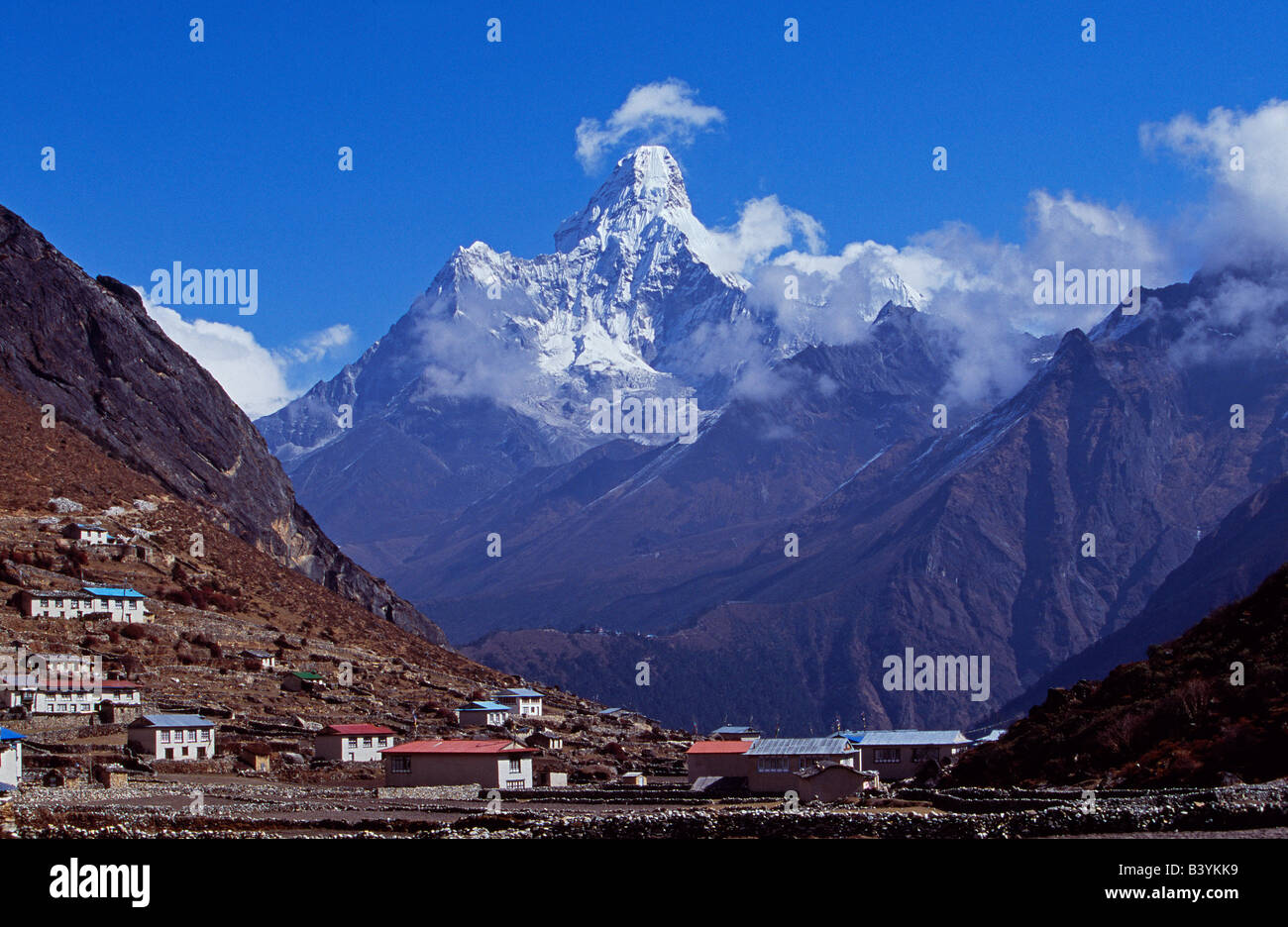 Nepal, Everest Region Khumbu-Tal. Blick über das Dorf Khumjung zur Ama Dablam, 6814m Stockfoto