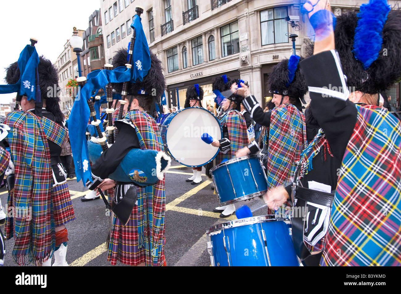 Schottische Band durchführen während Regent Street Festival London W1 Vereinigtes Königreich Stockfoto