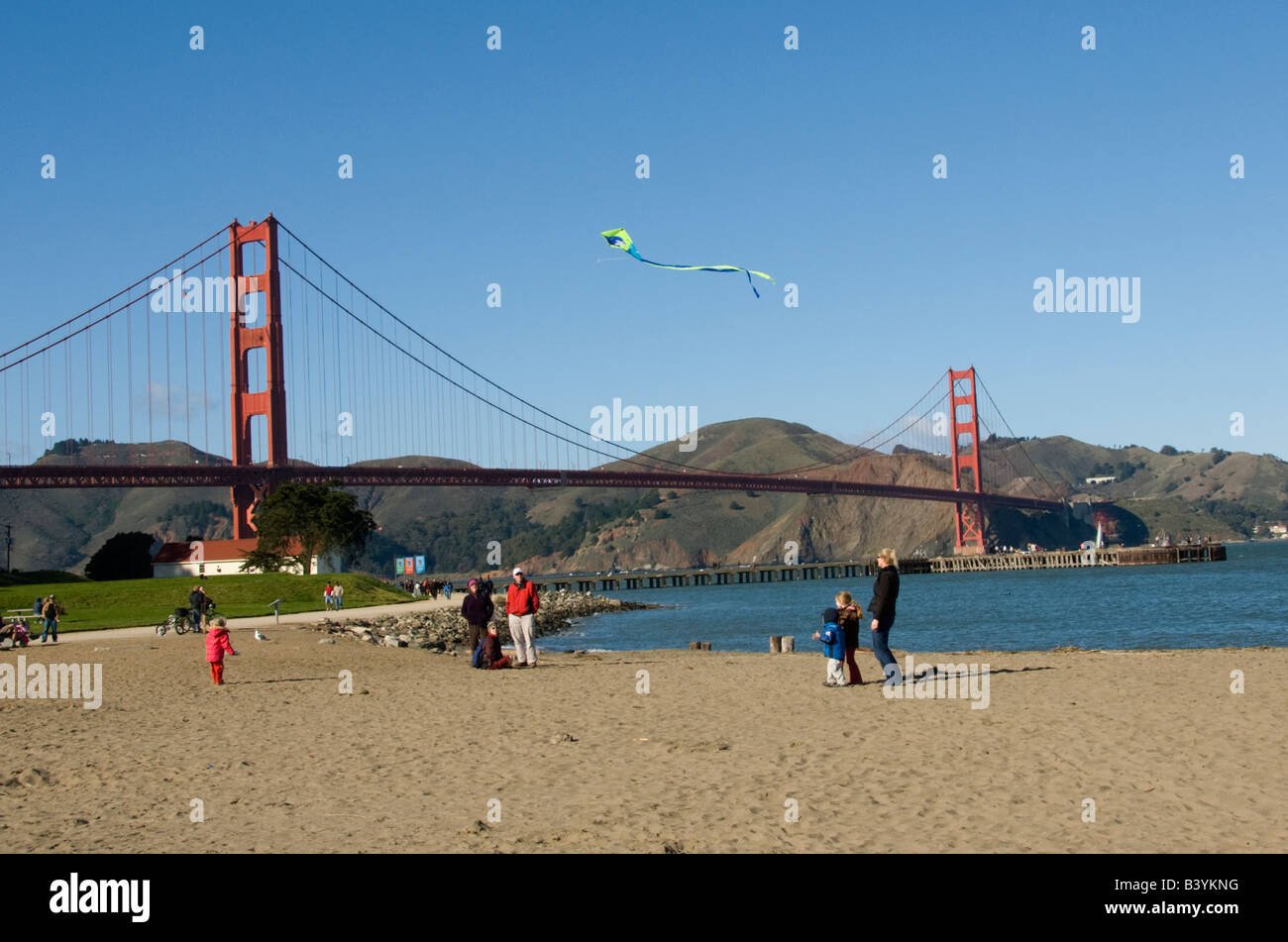 Eine Familie fliegt einen Kite an Crissy Field in der Nähe der Golden Gate Bridge in San Francisco CA California Stockfoto