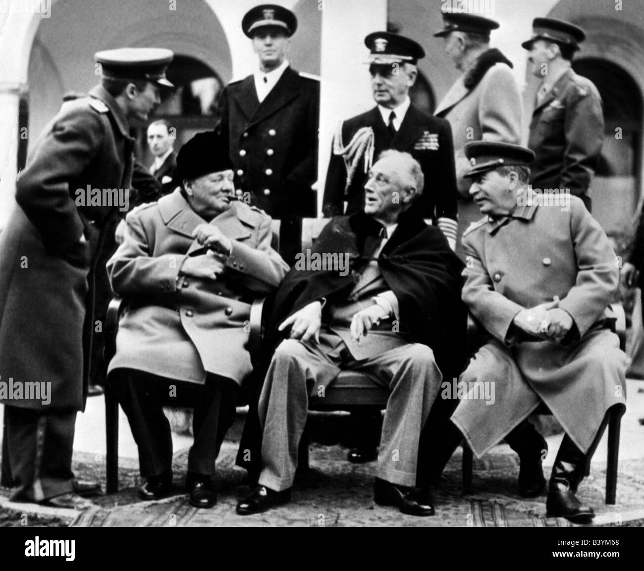 Veranstaltungen, Zweiter Weltkrieg/zweiter Weltkrieg, Konferenzen, Konferenz von Jutta, 4.2.1945 - 11.2.1945, Dolmetscher Vladimir Pavlov, Winston Churchill, Franklin D. Roosevelt, US-Admiral William Leahy, Joseph Stalin, Gruppenbild, Terrasse des Livadia Palace, Stockfoto