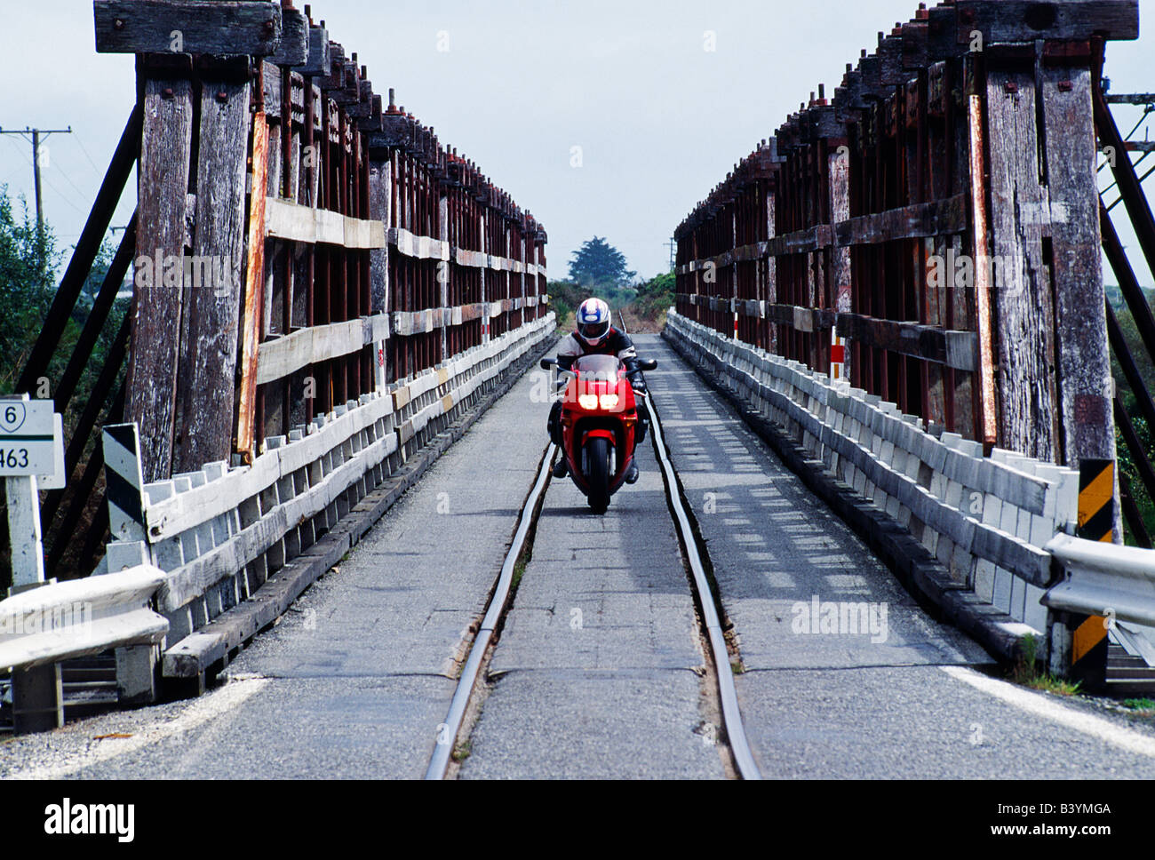 Neuseeland, Südinsel, Westküste. Einspurige Brücken werden von Fahrzeugen und Zügen. Stockfoto