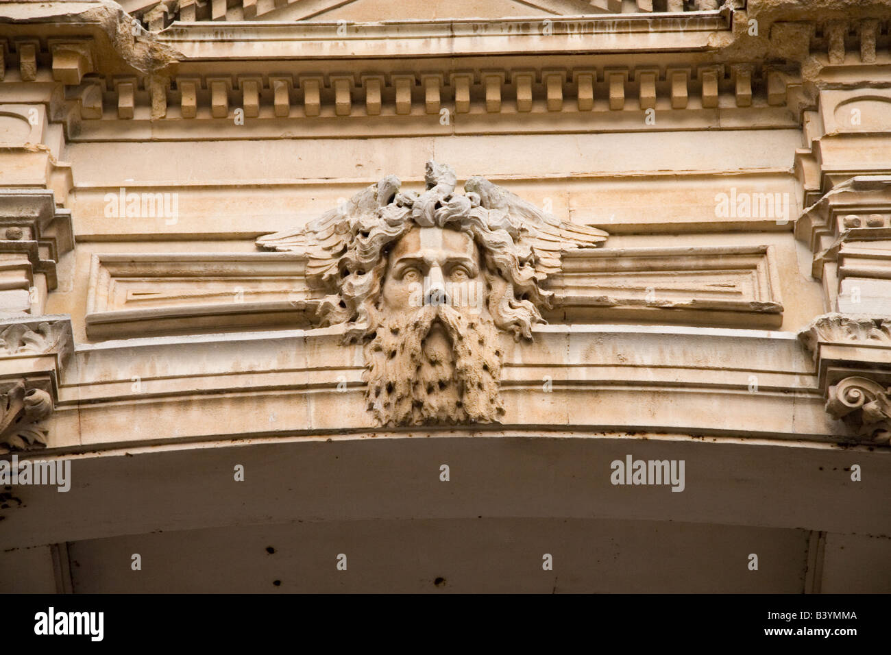 Geformten Kopf eines bärtigen Mannes in einen geflügelten Helm.  York Street, Bath, England, Vereinigtes Königreich Stockfoto