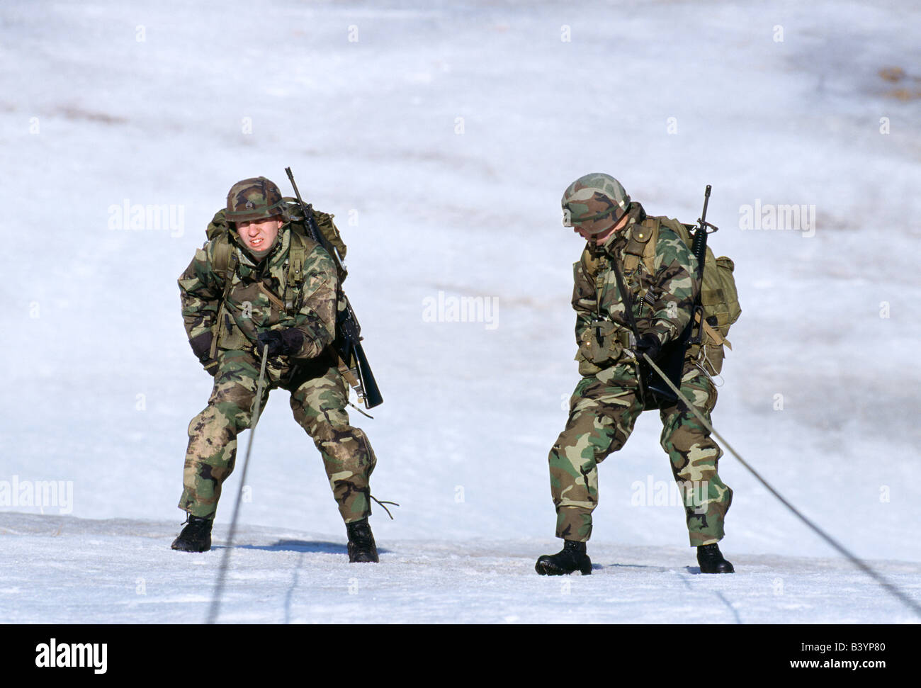US-Armeesoldaten Abwehr einen verschneiten Hang auf Manöver im Feld. Stockfoto