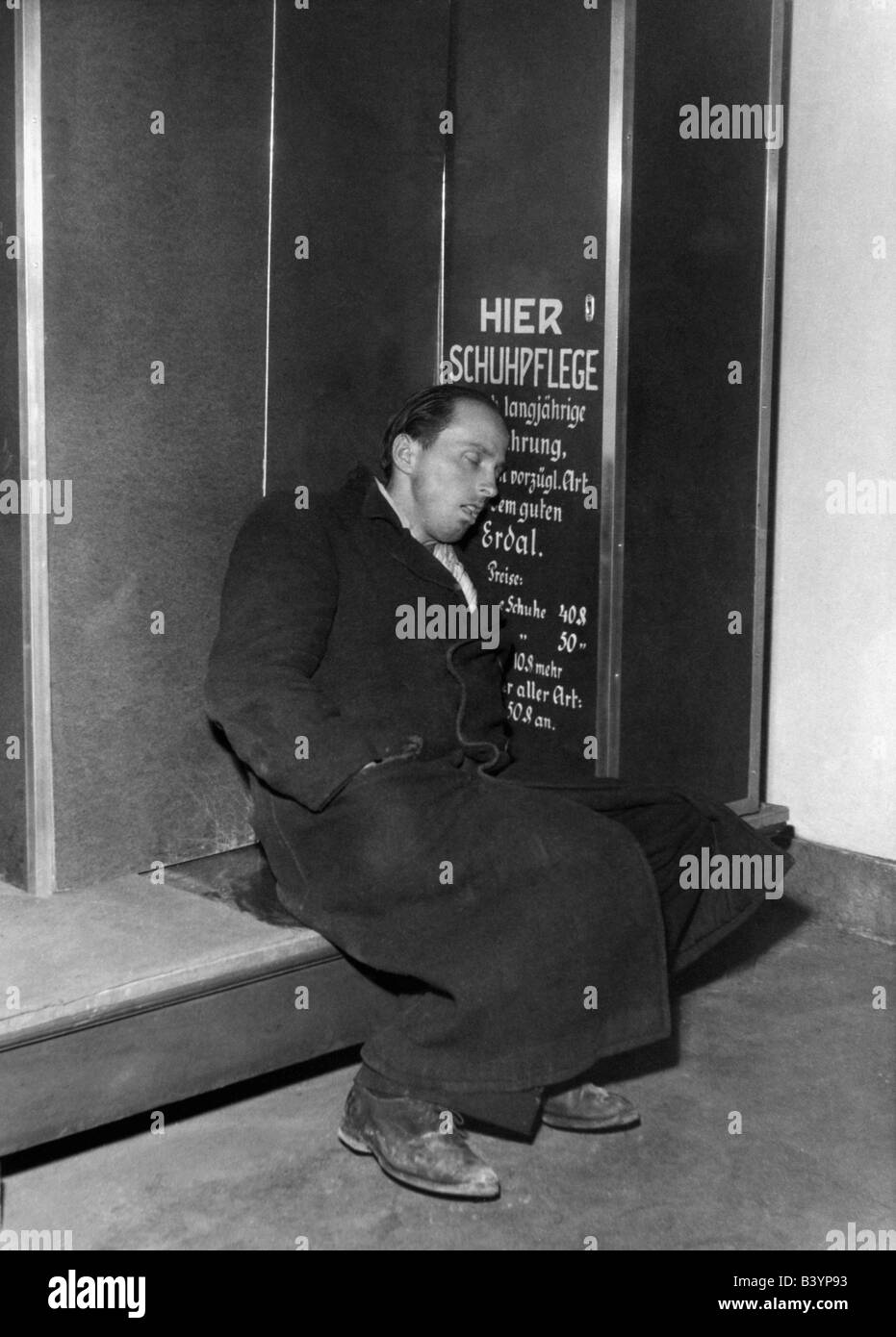 Menschen, Elend/Widrigkeiten, Obdachloser am Münchner Hauptbahnhof, 1953, Stockfoto