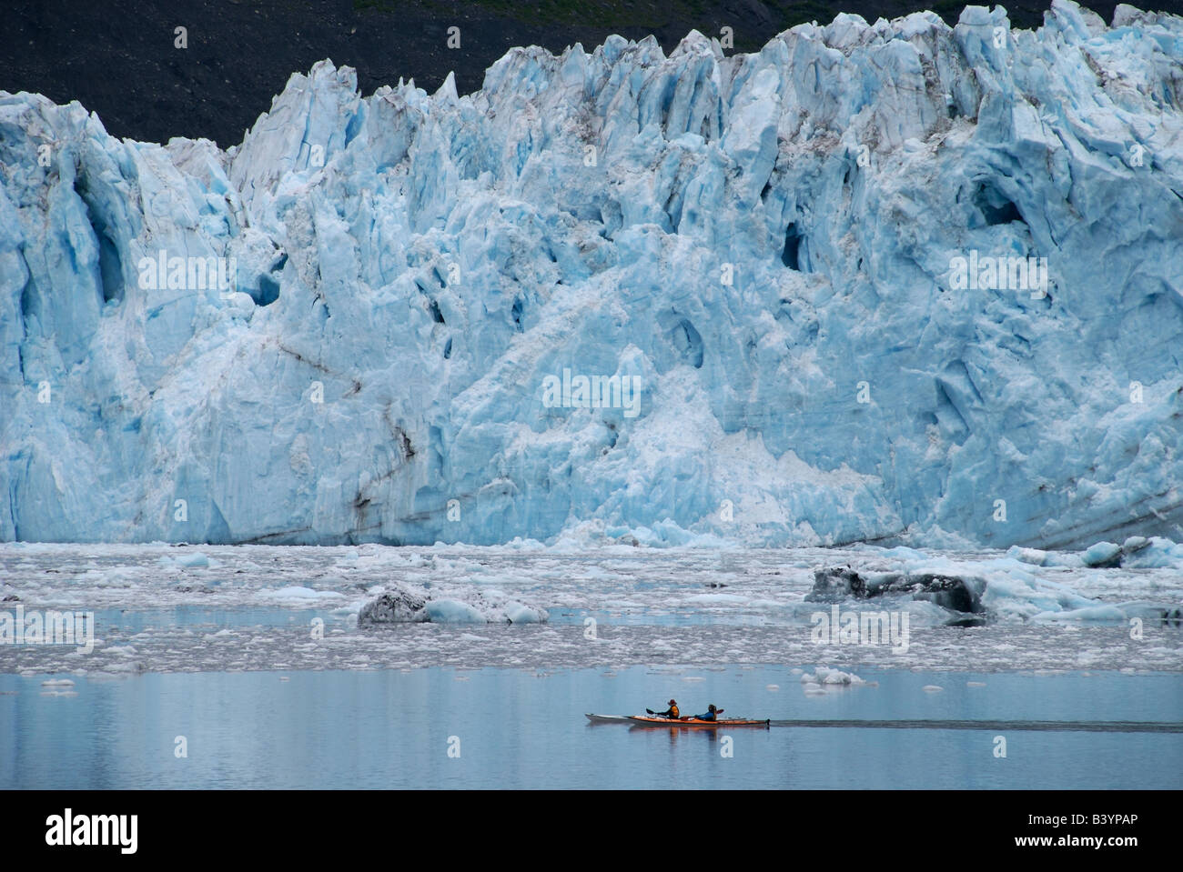 Kajakfahrer Meer paddeln vorbei Barry Gletscher in den Prince William Sound, Alaska Stockfoto