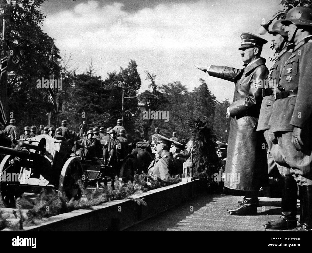 Veranstaltungen, zweiten Weltkrieg / WWII, Polen, Adolf Hitler während einer Parade der deutschen Truppen in Warschau, 5.10.1939, Artillerie vorbei, Stockfoto