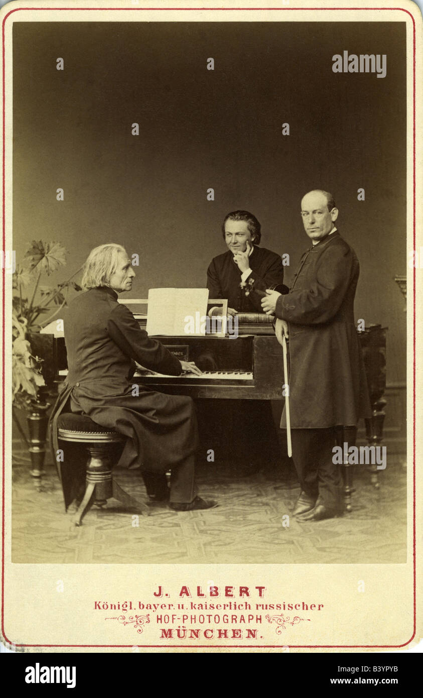 Liszt, Franz, 22.10.11 - 31. 7.1886, ungarischer Komponist, am Klavier, mit den Schülern Nandor Plotenyi, Ede Remenyi, Foto von Joseph Albert, München, 19. Jahrhundert, Musik, Deutschland, Stockfoto