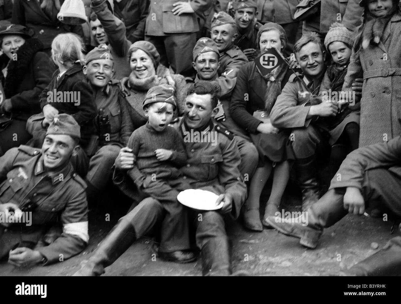 Nationalsozialismus/Nationalsozialismus, Politik, Annektierung Österreichs 1938, Bundeswehr marschiert ein, 12.3.1938, Deutsche Soldaten und österreichische Kinder, Nazi-Deutschland, Drittes Reich, Anschluss, Besatzung, Wehrmacht, Fraternisierung, Hakenkreuz, Fahne, 20. Jahrhundert, historisch, historisch, Menschen, 1930er Jahre, Stockfoto