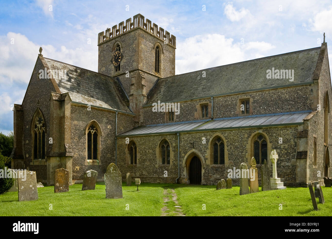 Maria Kirche bei großes Bedwyn, Wiltshire, England, Großbritannien, UK eine typisch englische Norman Land Dorfkirche Stockfoto