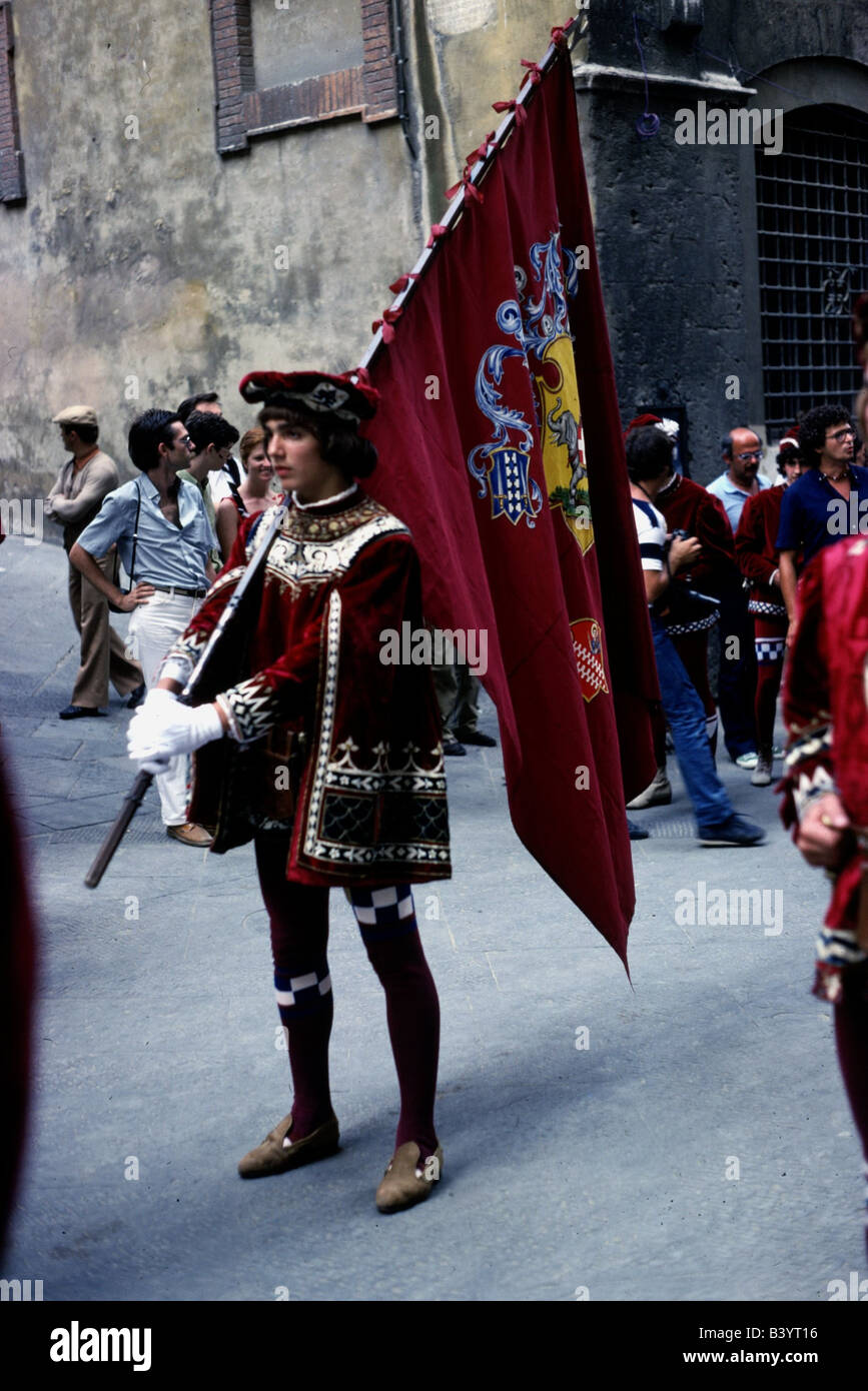 Geographie/Reisen, Italien, Folklore, Siena, Palio, Pferderennen der Bezirke, Junge in einem historischen, historischen, alten Outfit mit Fahne, traditionelles Kostüm, Europa, Toskana, Menschen, männlich, Mann, 20. Jahrhundert, Männer, Stockfoto