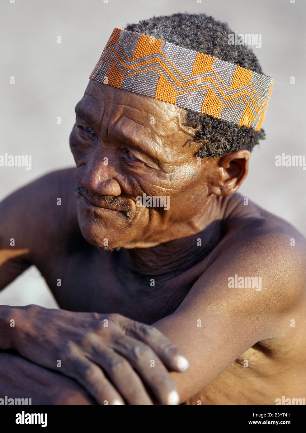 Namibia, östliche Buschmannland, Tsumkwe. Ein altes! Kung der Mensch. Die! Kung sind San Jäger und Sammler, oft als Buschmänner bezeichnet. Sie Stockfoto