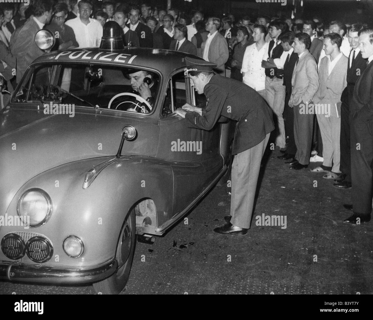 Geografie/Reisen, Deutschland, Politik, Demonstrationen, 'Schwabing Riots', Polizeiwagen, München, 1962, Stockfoto