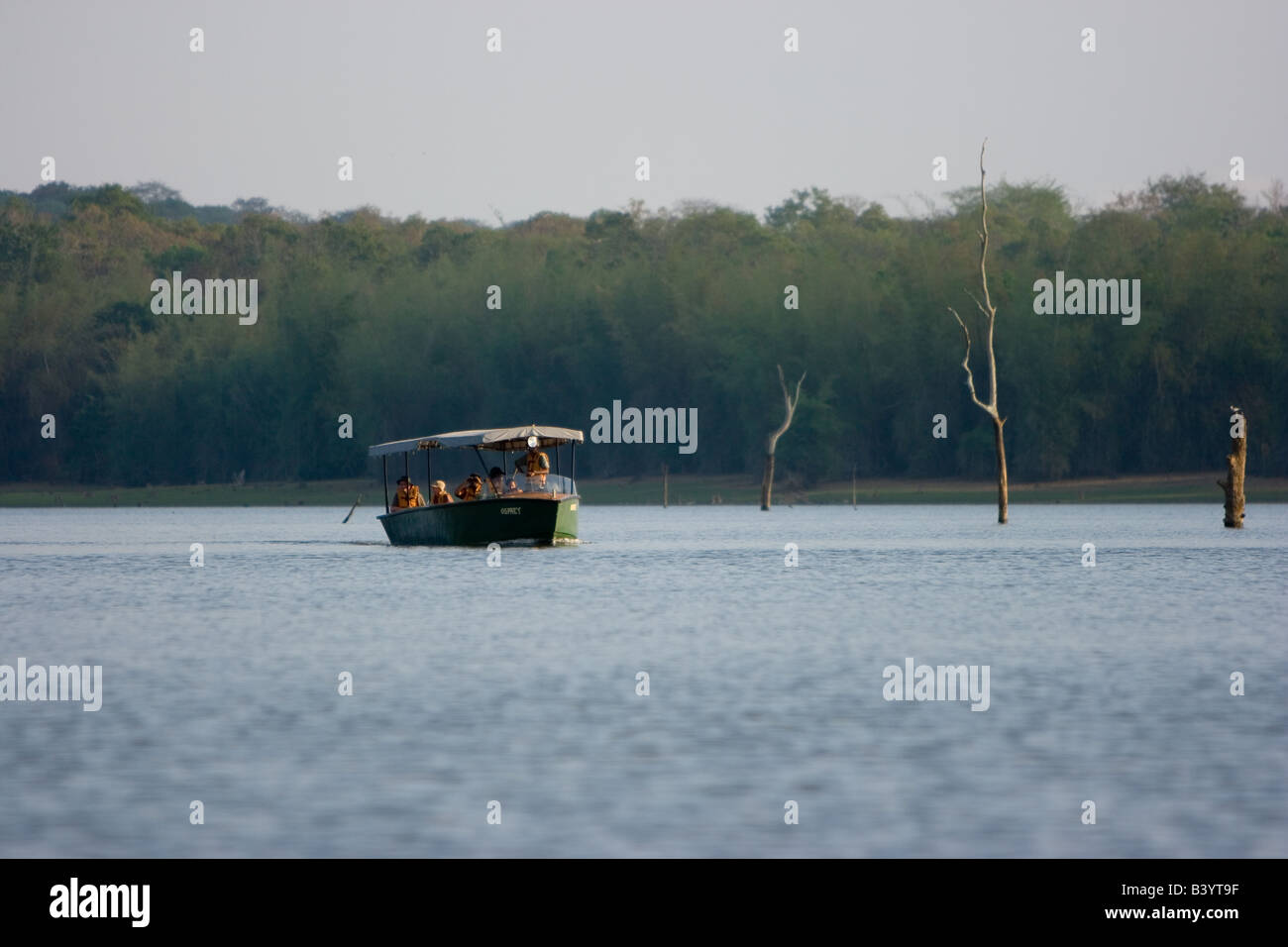 Touristen auf Kabini Backwaters Bootfahren Stockfoto