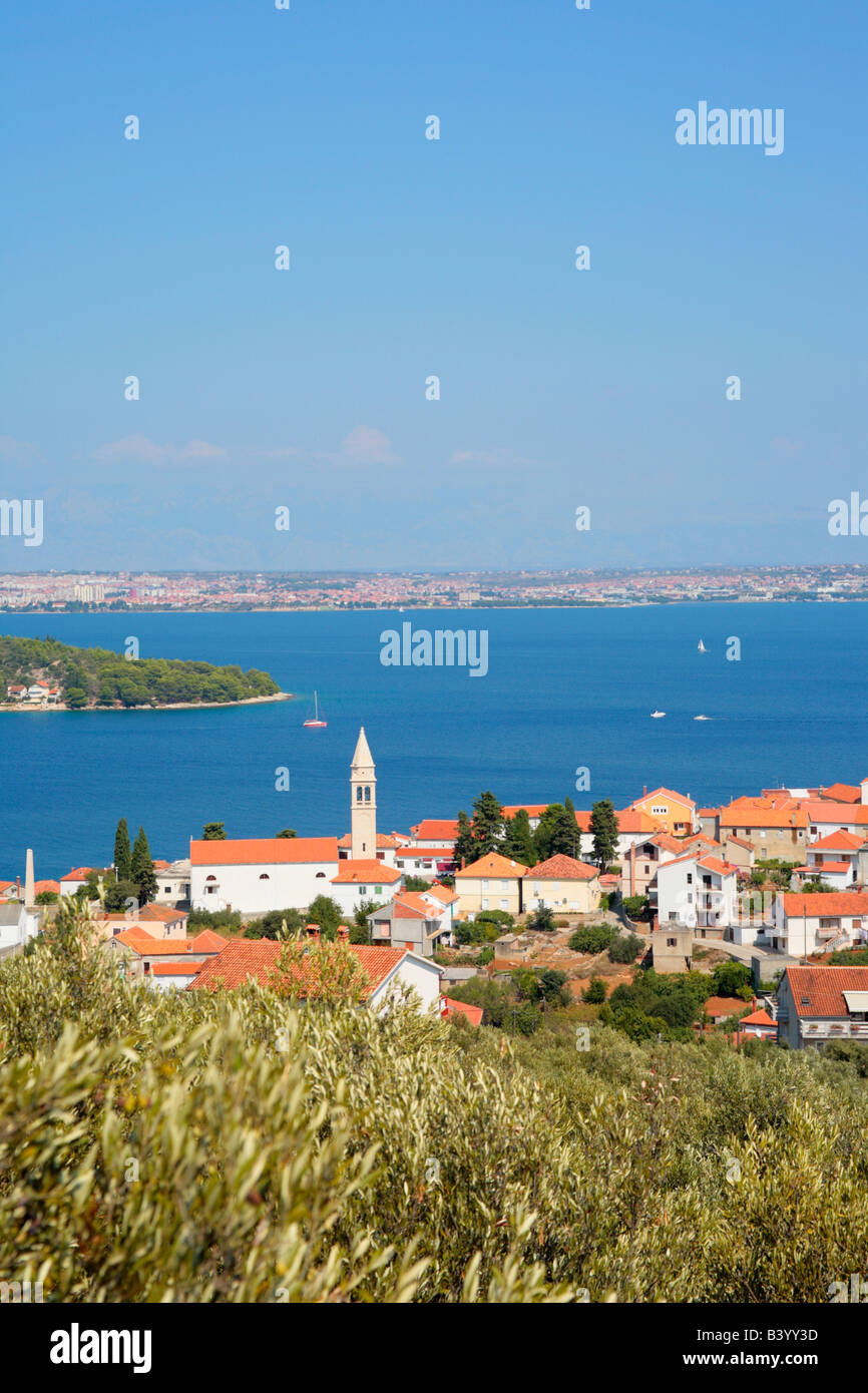 Panoramablick auf Galovac Insel und Kali Stadt auf der Insel Ugljan, im Hintergrund Zadar, Kroatien Stockfoto