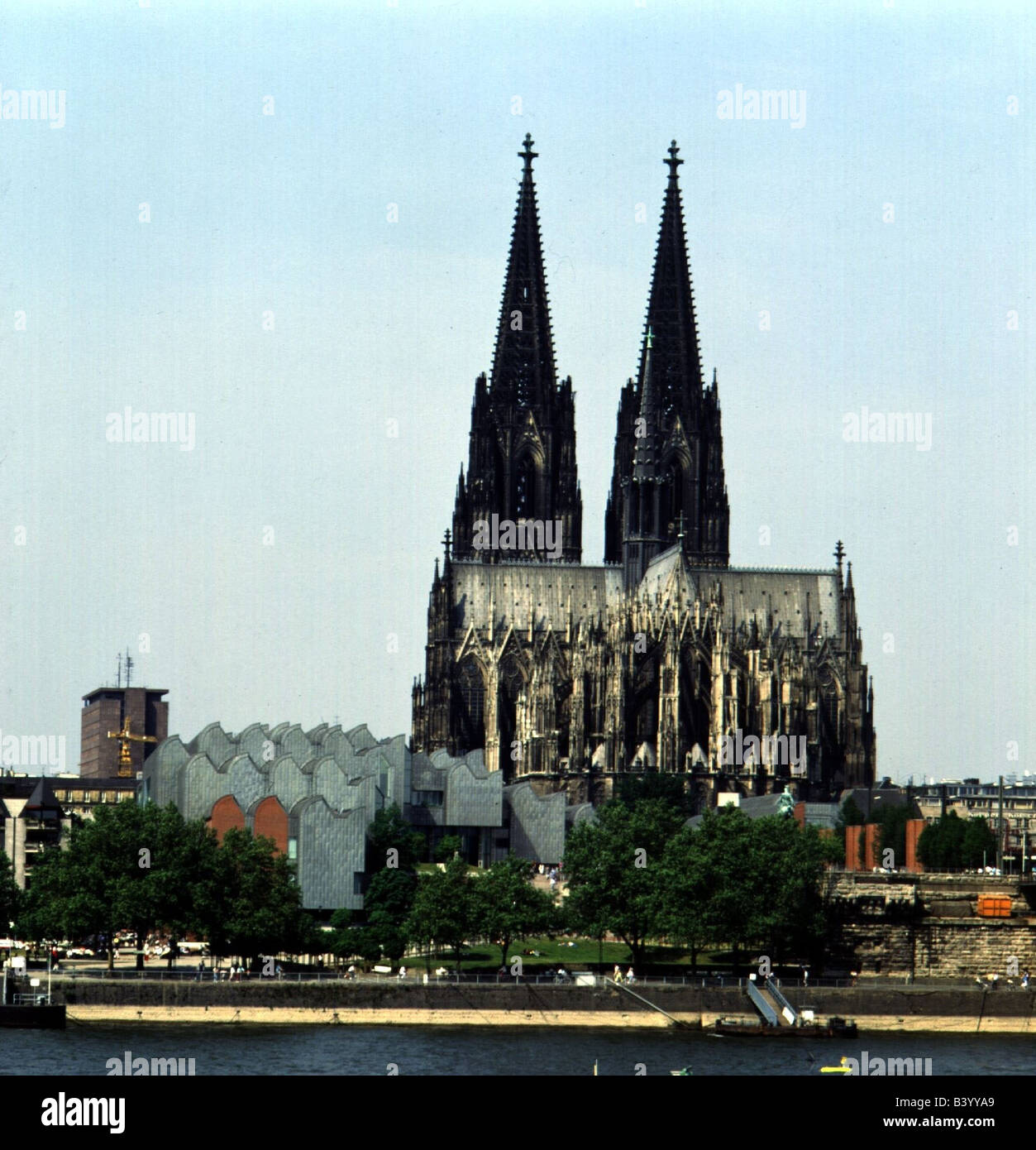 Geographie/Reise, Deutschland Nordrhein-Westfalen, Köln, Stadtansichten, Dom mit Wallraff Richartz Museum, Schiff am Rhein, UNESCO, Weltkulturerbe, Kirche, Stockfoto