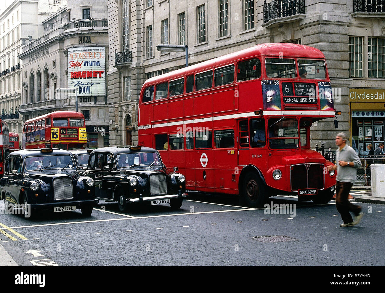 Geografie/Reisen, Großbritannien/Großbritannien, England, London, Busse, rote Doppeldeckerbusse und Rollwagen, Fußgänger, Bus, Verkehr, Straßenszene, Stockfoto