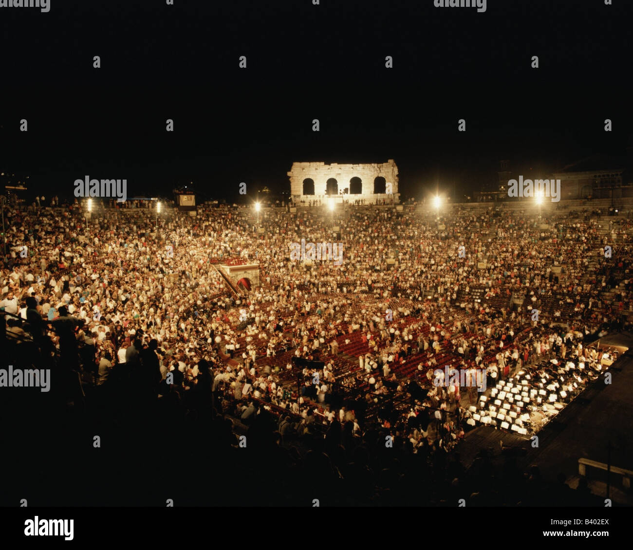 Geographie/Reise, Italien, Verona, Arena di Verona, beleuchteter Dreibund mit Besuchern in der Nacht, Theater, Oper, UNESCO, Weltkulturerbe, Stockfoto