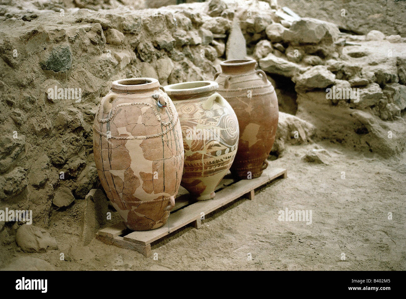 Geographie/Reise, Griechenland, Kykladen, Santorin (Thera), Akrotiri, 1620 v. Chr. durch einen Vulkanausbruch zerstört, archäologische Ausgrabung, Speicherreservoir, Kretisch, Minoan, Thira, Antike, Amphoren, Krüge, Ausgrabungen, Archäologie, historisch, historisch, alt, Stockfoto