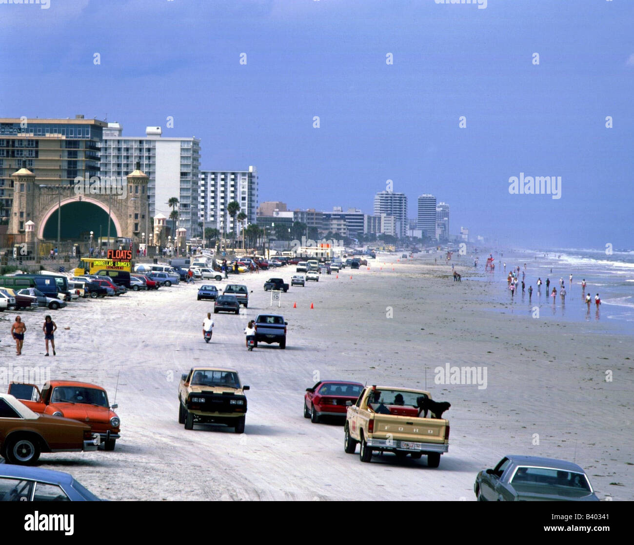 Geografie/Reisen, USA, Florida, Daytona Strand, Urlaub, Urlaub, Urlaub, Autos am Strand, Auto, Küste, Küste, Sandstrände, Stockfoto
