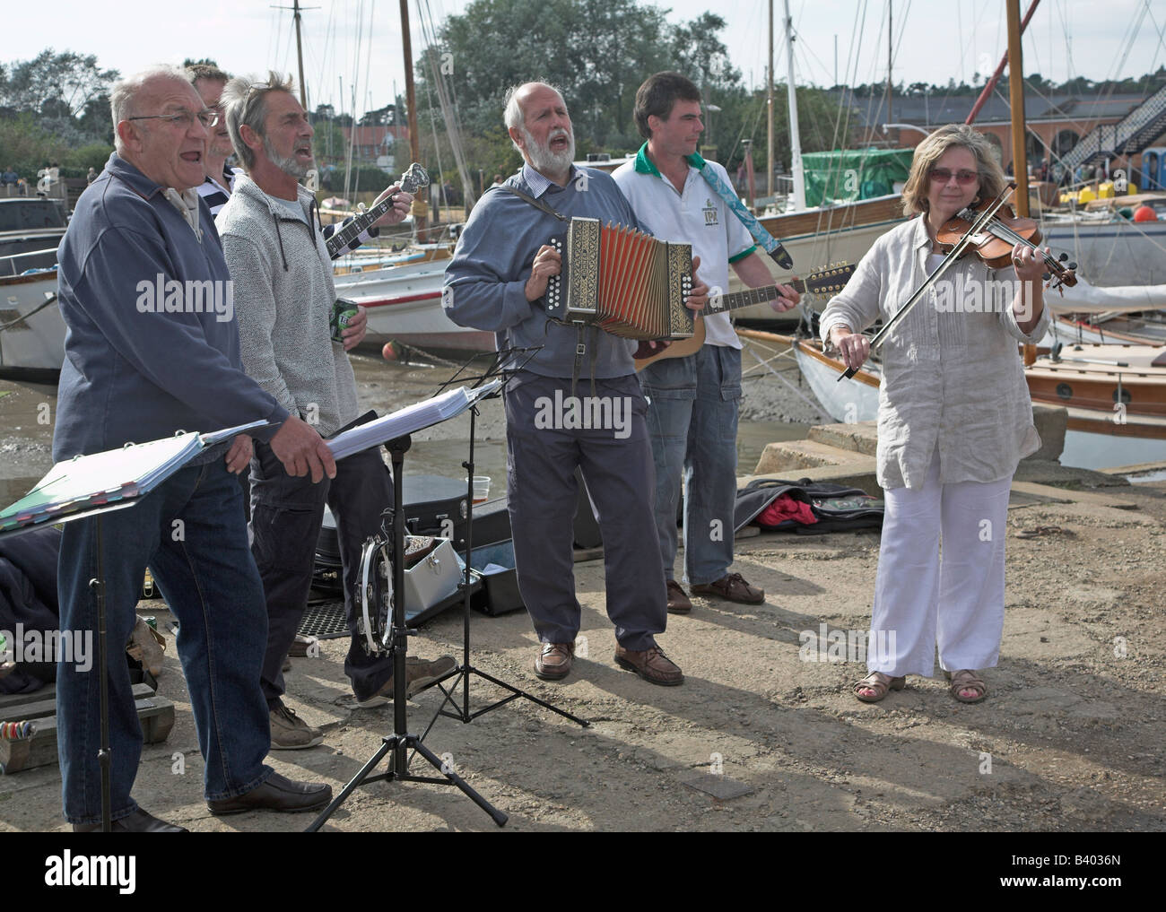 Musiker singen und spielen Sea Shanty Melodien und Lieder Stockfoto