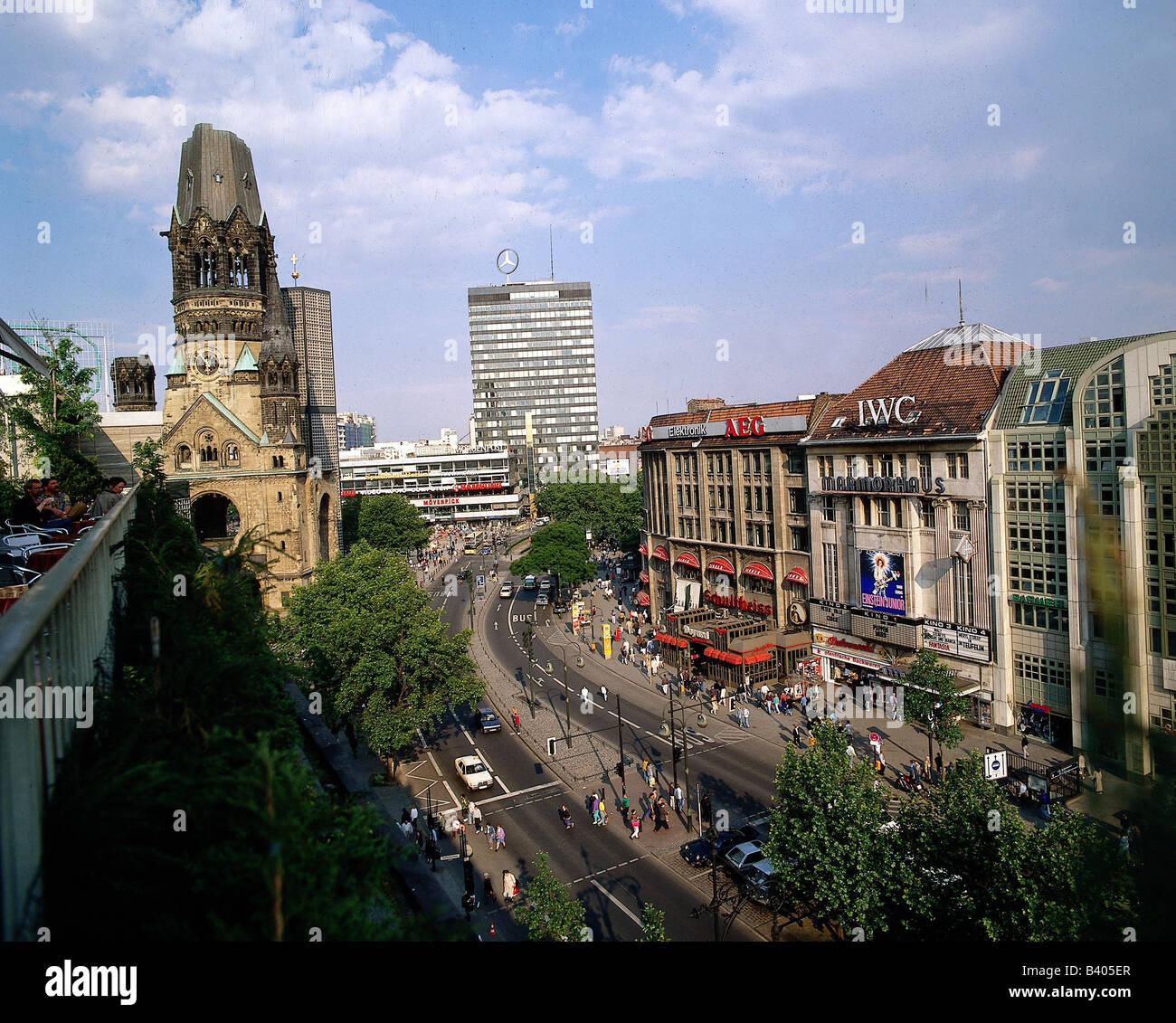 Geografie/Reisen, Deutschland, Berlin, Kurfürstendamm, Kirchen, Kaiser - Wilhelm - Gedächtniskirche, Straßenszene, Stockfoto