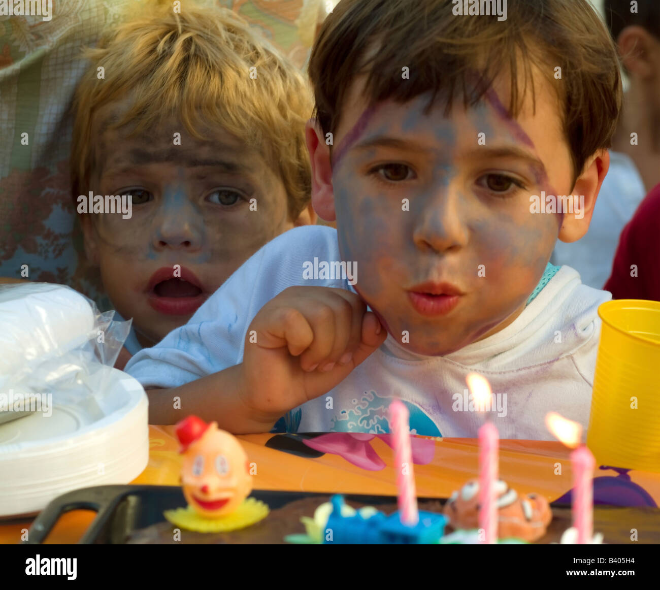 Boy bläst die Kerzen den Kuchen Geburtstag Stockfoto