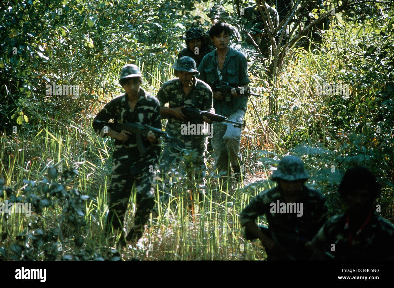 Geografie/Reisen, Kambodscha, Streitkräfte, Khmer Guerilla-Einheiten bei Patrouillen im Grenzgebiet , ca. Ende der 1970er, siebziger Jahre, während der Besetzung durch Vietnam, Waffen, Sturmgewehr, Kalaschnikow AKM oder AK 47, Stockfoto