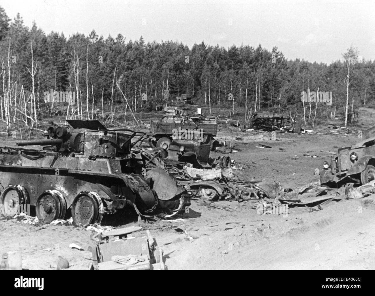 Ereignisse, Zweiter Weltkrieg/zweiter Weltkrieg, Russland 1941, Sowjetsäule nach dem deutschen luftangriff zwischen Bialystok und Vaukavysk, zerstörte Panzer und Lastwagen BT-7, Juli 1941, Stockfoto