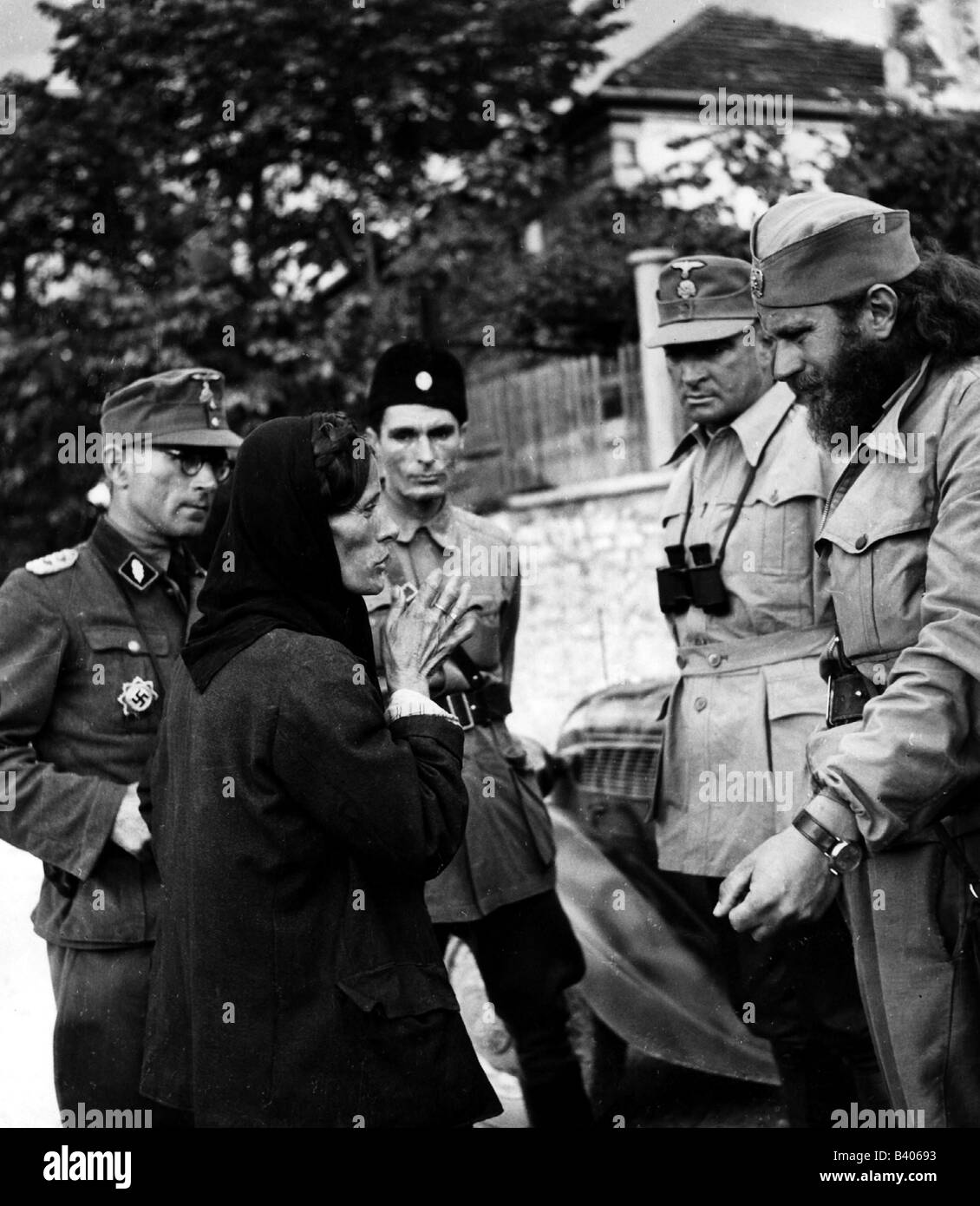 Ereignisse, Zweiter Weltkrieg/2. Weltkrieg, Jugoslawien, deutsche Offiziere der SS-Gebirgstruppen mit Jugoslawen (Ustasen oder Chetniks), die eine Frau befragen, um das Jahr 1942, Stockfoto