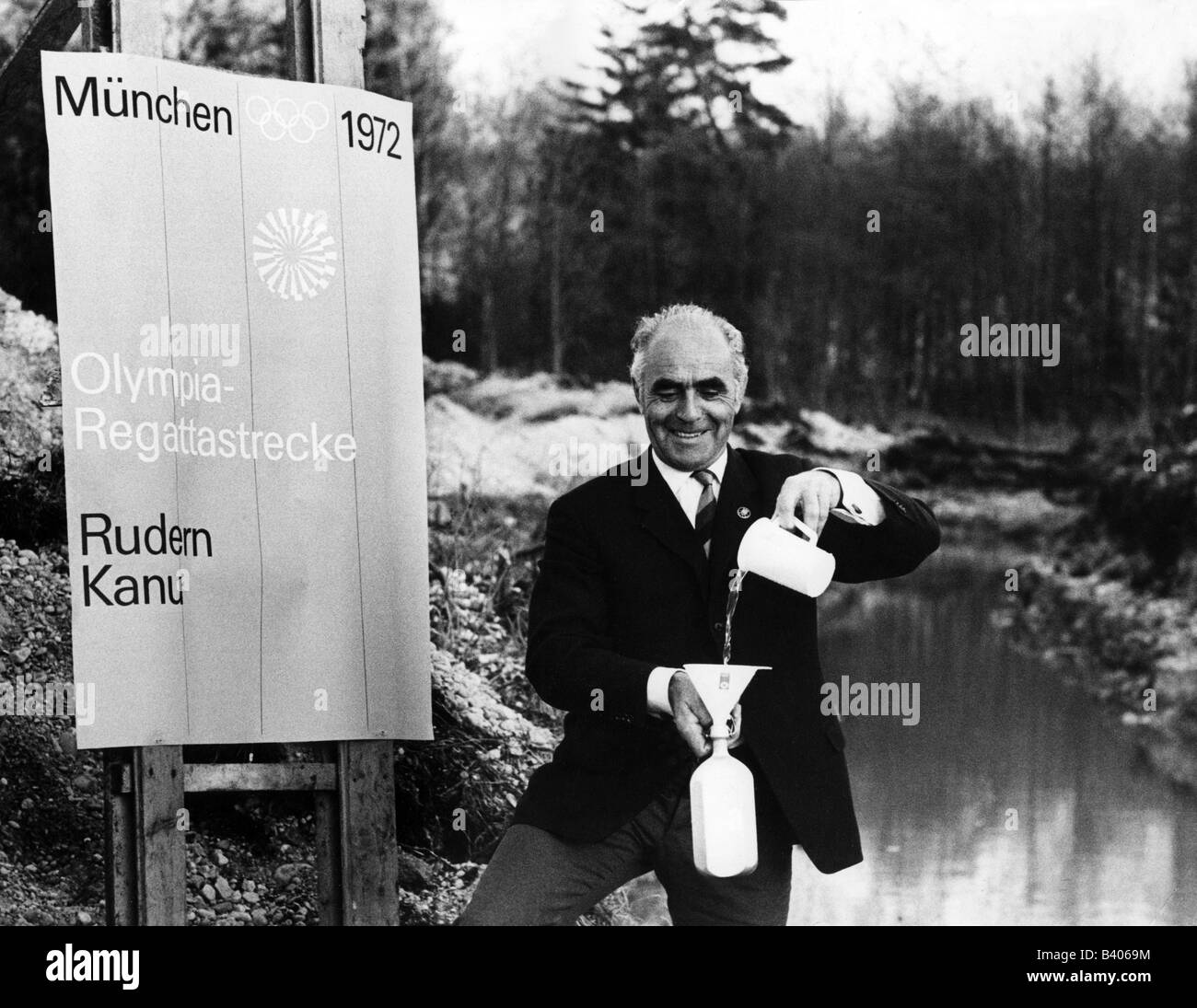 Soellner, Paul, 5.6.1911 - 8.4.1991, deutscher Sportler (Rudern), nimmt Wasser von der olympischen Regattastrecke zur Taufe eines Reihenboots in Kansas, München, November 1969, Stockfoto