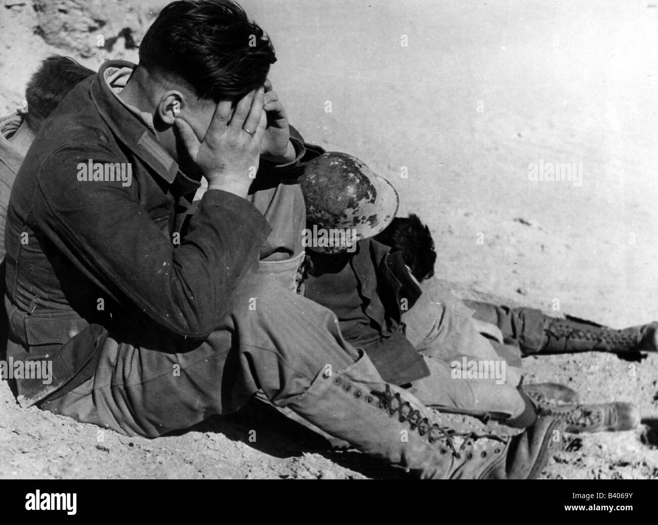 Ereignisse, Zweiter Weltkrieg/zweiter Weltkrieg, Nordafrika, erschöpfte gefangengenommene deutsche Soldaten, ca. 1942, Stockfoto