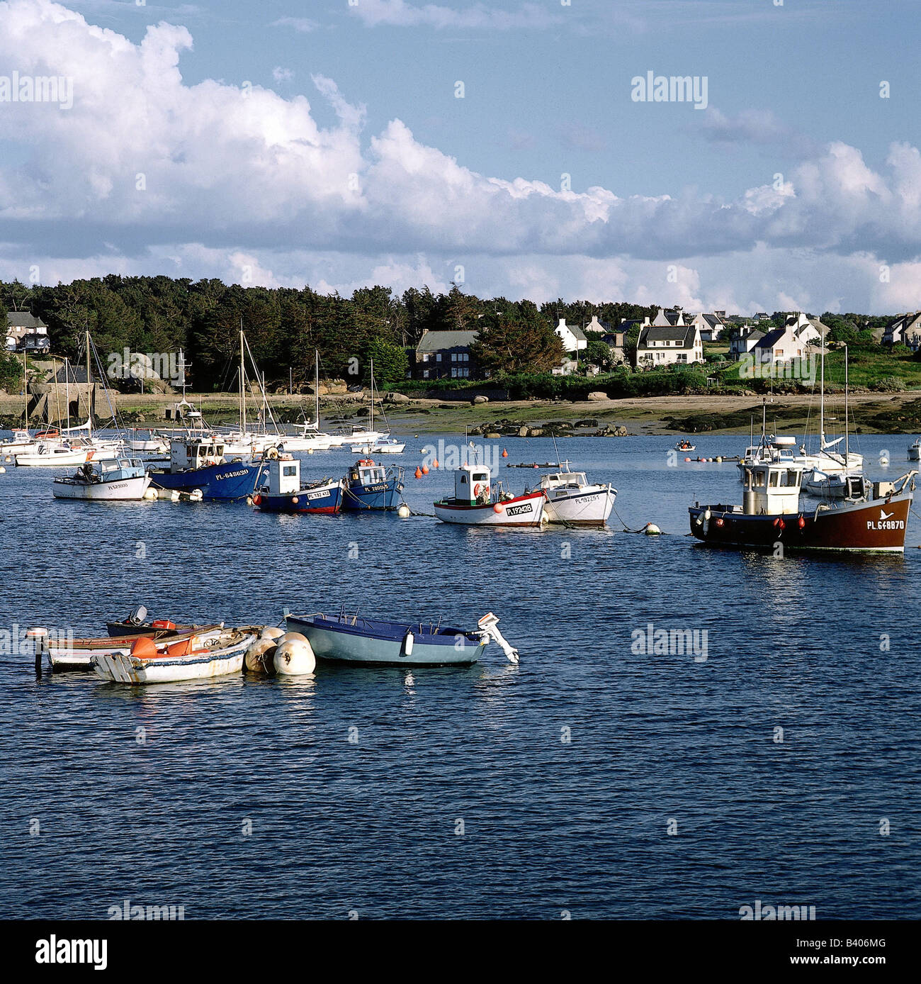 Geographie / Reisen, Frankreich, Bretagne, Cotes du Nord, Ploumanach, Fischkutter, Hafen, Häuser, Stockfoto