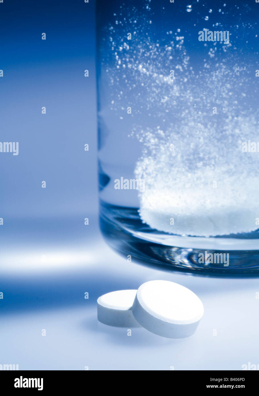 Tablet in Glas Wasser zischt Stockfoto