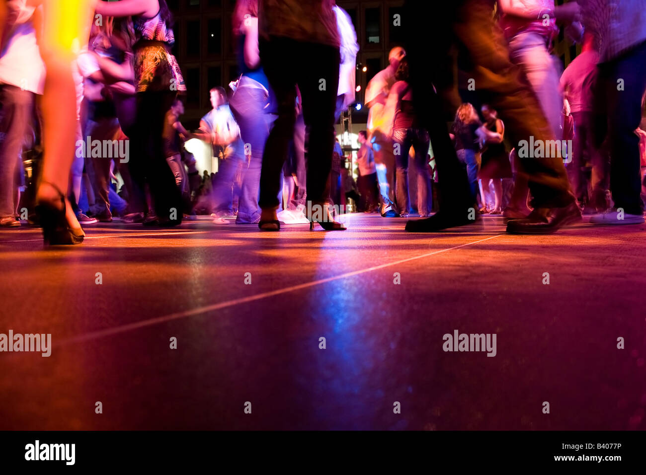 Einem Flachschuss von der Tanzfläche mit Menschen unter den bunten Lichtern tanzen Stockfoto