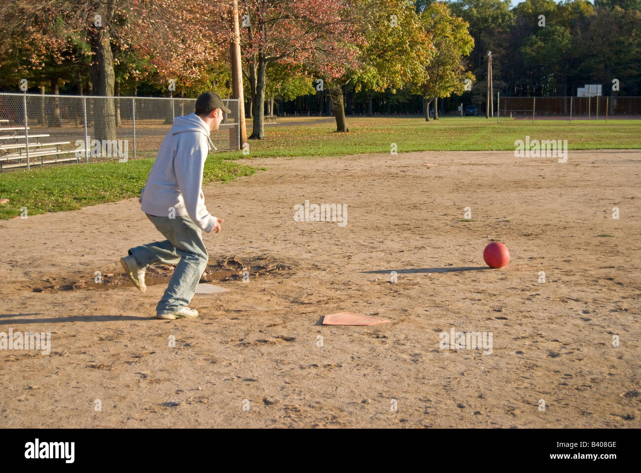 Ein Freundschaftsspiel der Kick-Ball im Park genau wie in der Pause wieder in den Tag Stockfoto