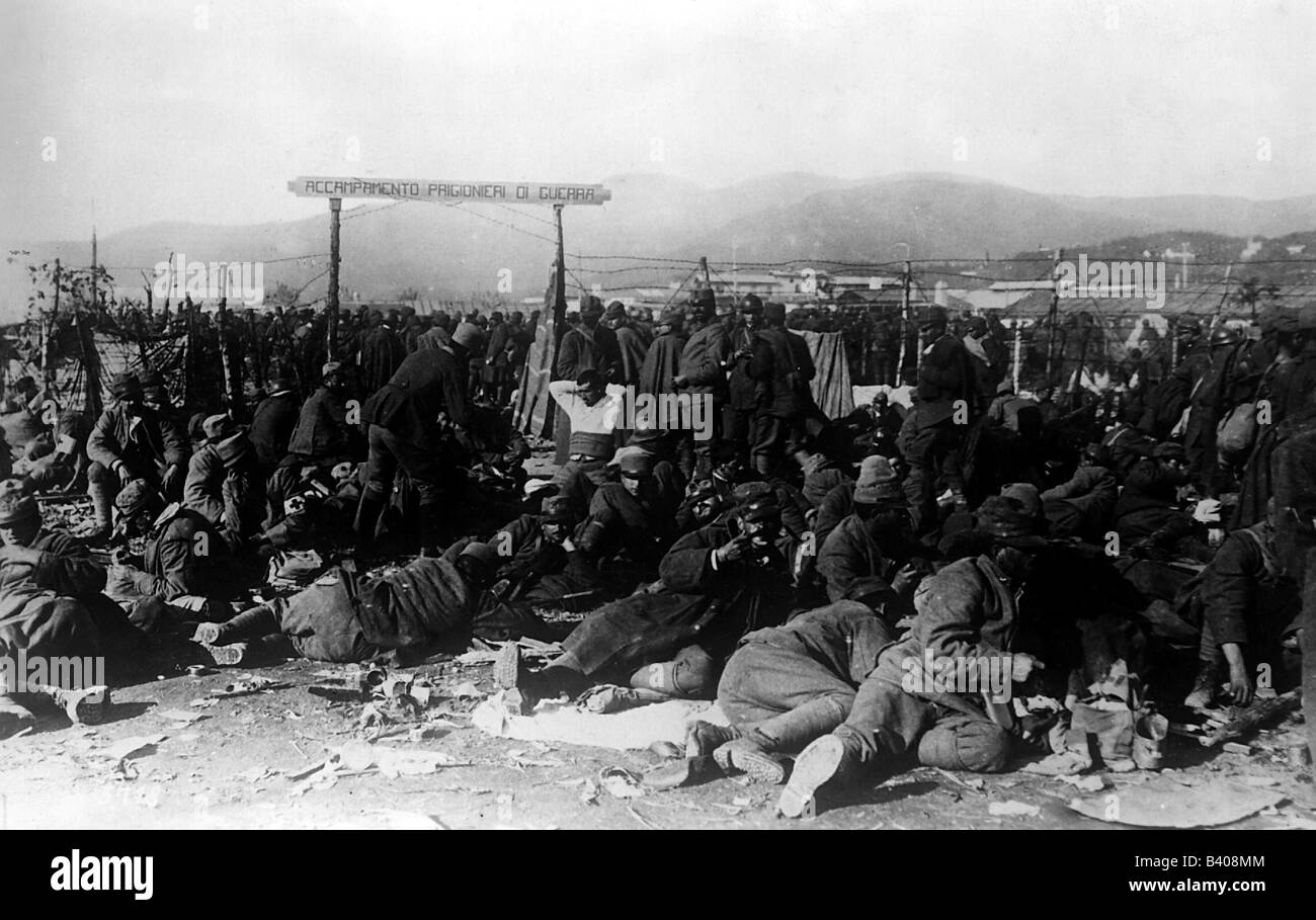 Ereignisse, Erster Weltkrieg/erster Weltkrieg, Italienische Front, Isonzo-Front, 12. Schlacht am Isonzo, 24.10. - 2.12.1917, gefangengenommene italienische Soldaten, Straflager in der Nähe von Cividale, Oktober/November 1917, Stockfoto