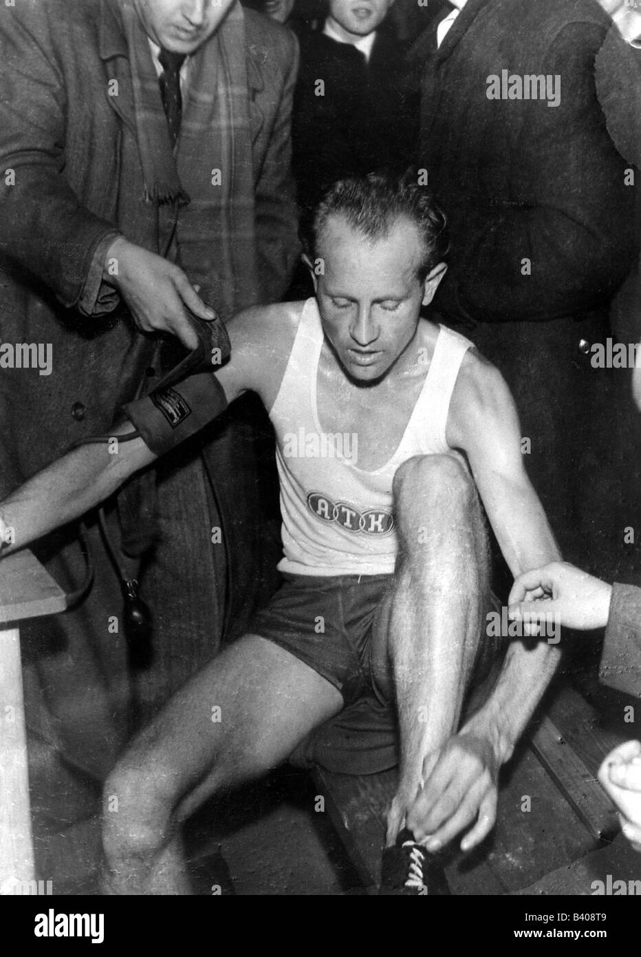 Zatopek, Emill, 16.9.1922 - 22.11.2000, tschechischer Sportler (Marathon), Blutdruckmessung, nach Weltrekord, 10000 m Lauf, Ostrawa, 16.10.1949, Stockfoto