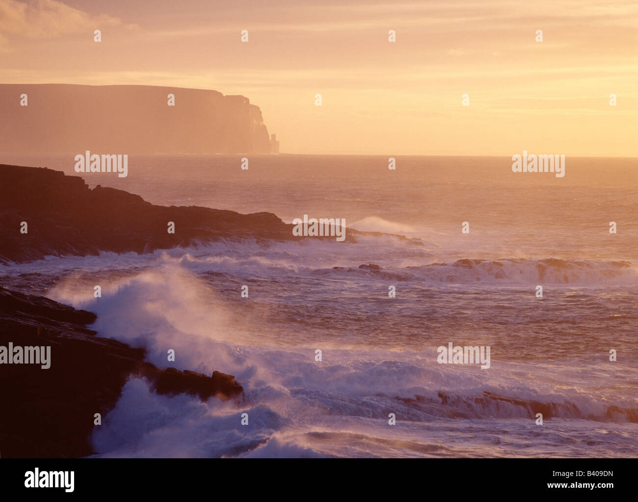 dh Qui Ayre YESNABY ORKNEY Wellen brechen Sonne untergehen Schottland Küste Winter Meer Meer Meer Sonnenuntergang atlantik große Welle Dämmerung Stockfoto