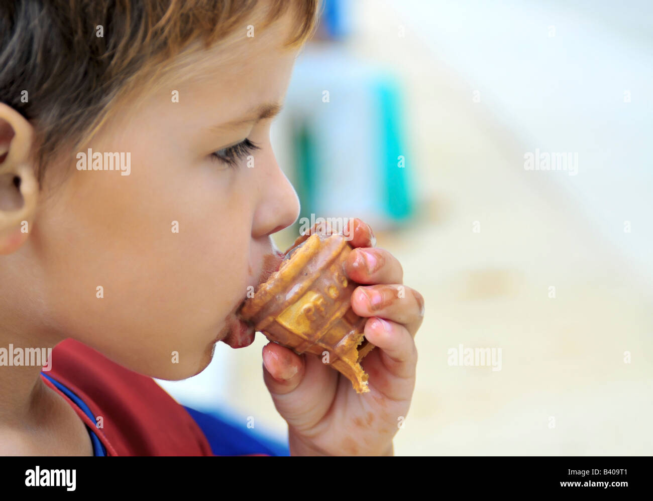 Junge, ein in der Nähe von endete Eis essen Stockfoto