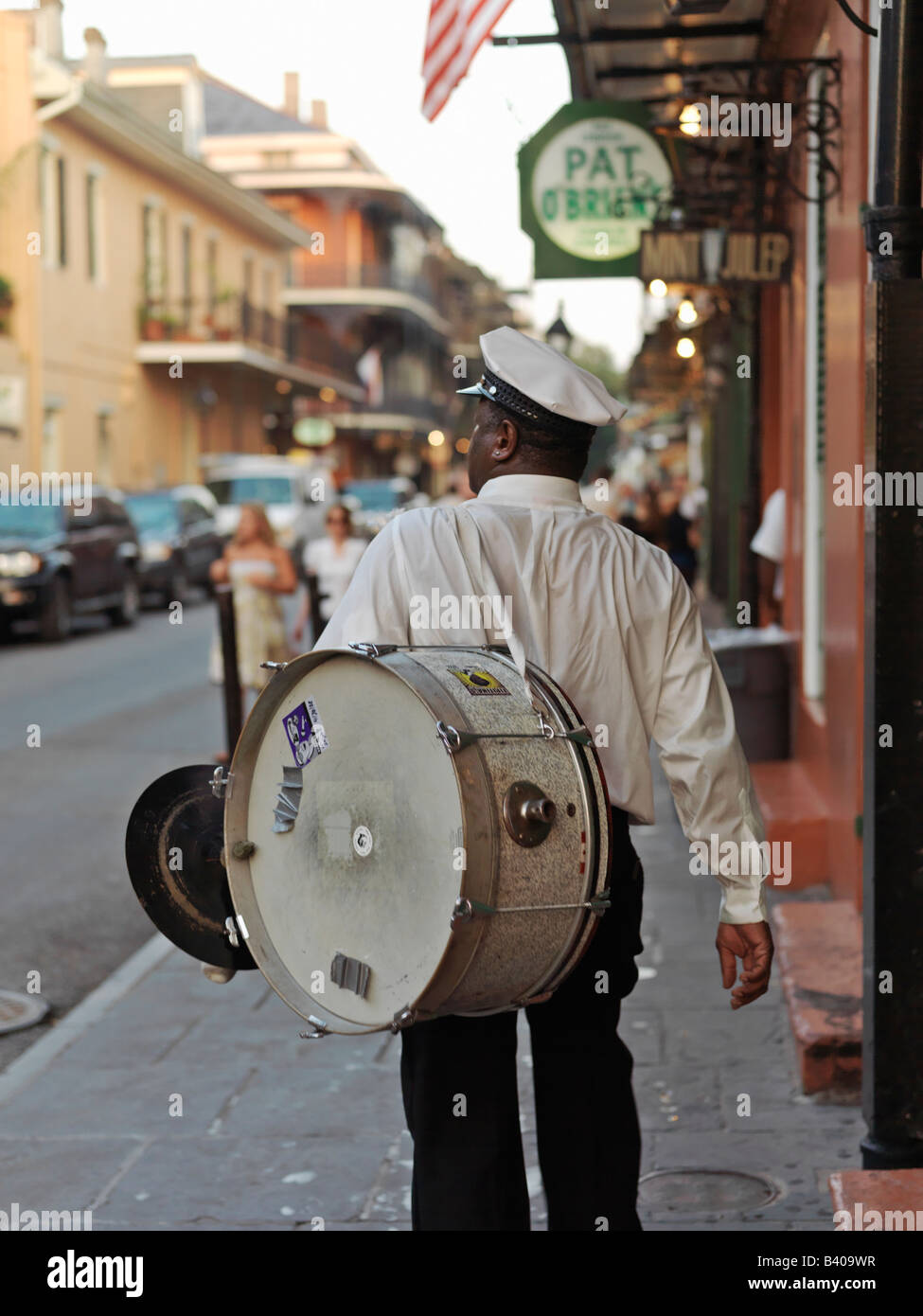 USA, Louisiana, New Orleans, French Quarter, zweite Zeile Parade Musiker entlang der Straße mit Trommel Stockfoto