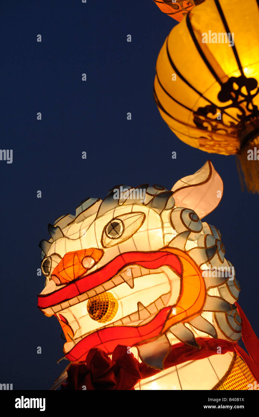Bunte chinesische Löwen-Laterne im Victoria Park in Hong Kong während die mid-Autumn festival Stockfoto