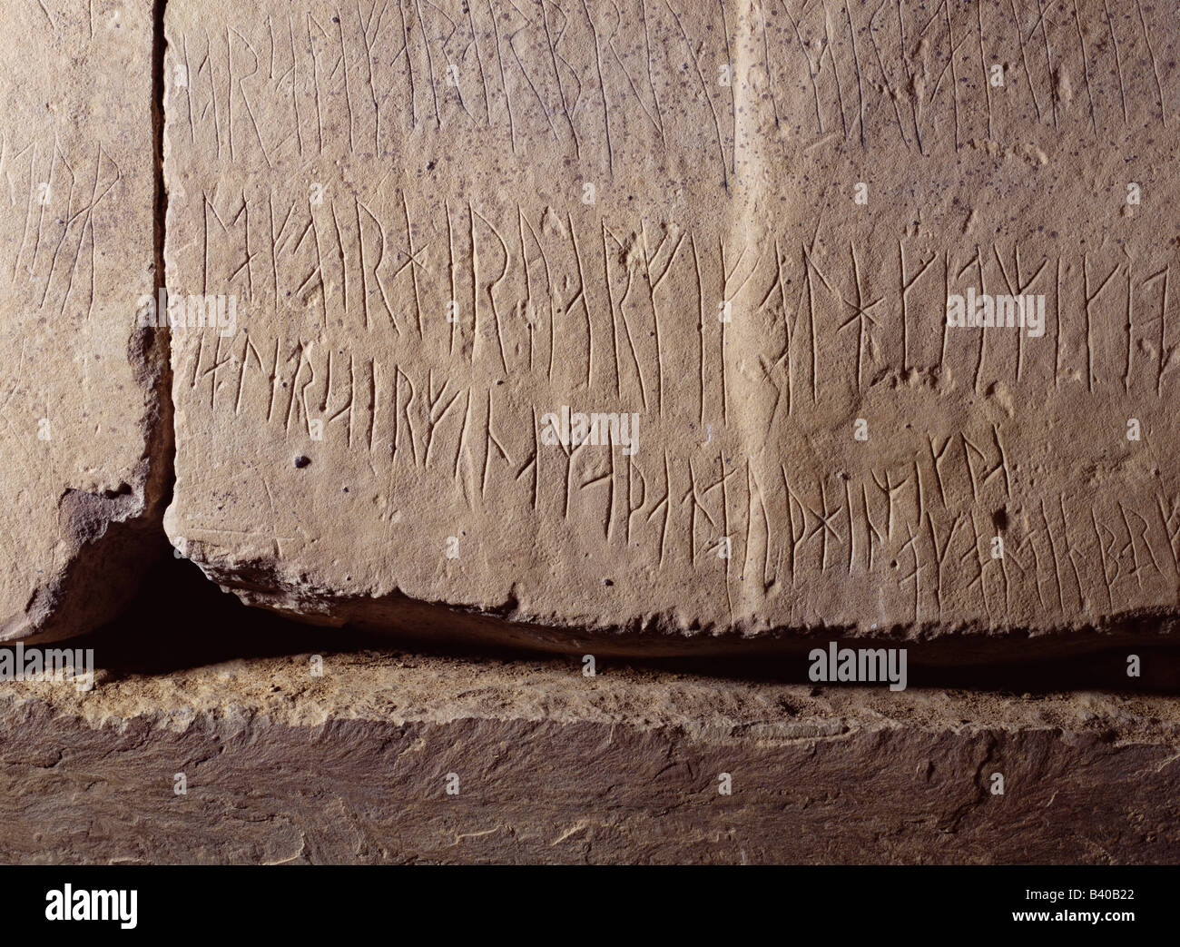 dh Neolithische Grabkammer MAESHOWE ORKNEY ISLES Norseman Viking rune auf Steinwand Runen Graffiti norse Schnitzrunen Stockfoto
