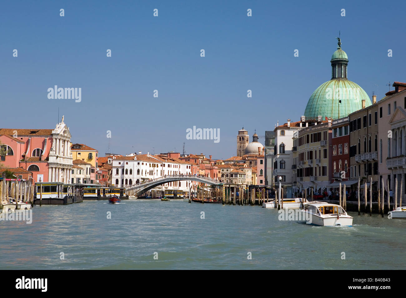 Blick auf den Canal Grande in Richtung Ponte Scalzi-Brücke und Ferrovia Boatbus Stop Venedig Italien Stockfoto