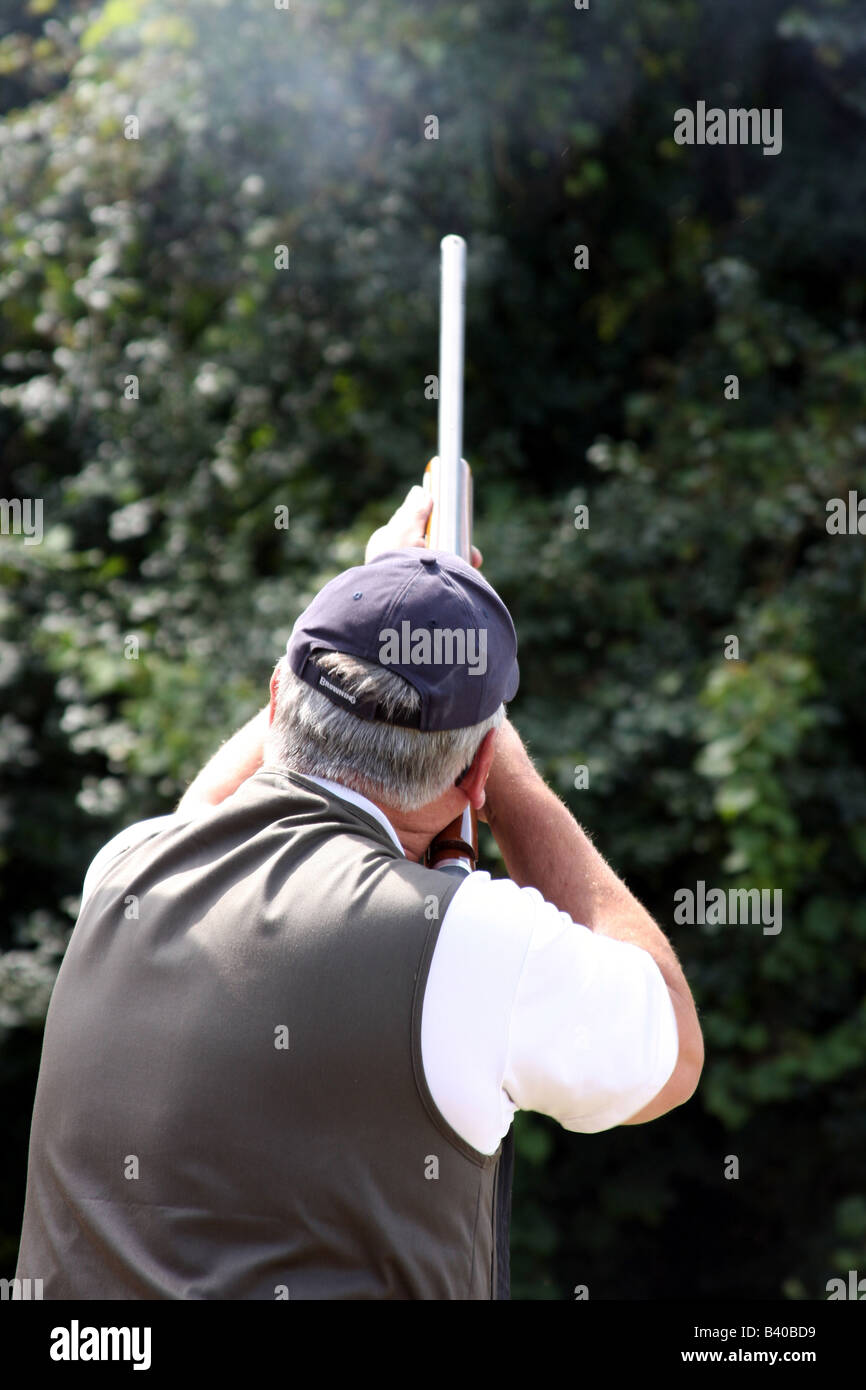 Ein Mann schießen auf ein Ziel in einem Skeet Schießstand in Wisconsin Stockfoto